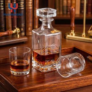 Ensemble de carafe à whisky en cristal sans plomb gravé avec logo personnalisé, avec 4 verres dans un coffret en bois de qualité supérieure, pour la fête des pères, cadeau pour les demoiselles d'honneur - Product Image 4