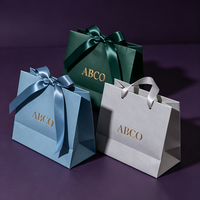 Sac en papier de luxe personnalisé avec logo pour bijoux, sac en papier blanc de luxe avec poignée en ruban pour emballage de pantalons, chapeaux et parfums
