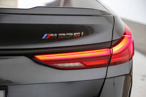 รถยนต์มือสอง ซีรีส์ 1 ขับเคลื่อนสี่ล้อ รุ่น M235i ซีดาน เกียร์อัตโนมัติ เบาะหนังสีเข้ม ล้อแม็ก R18 ระบบควบคุมความเร็วอัตโนมัติ พวงมาลัยขวา กล้องมองหลัง แร็คหลังคาอะลูมิเนียม - Product Image 3