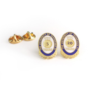 Insigne nominatif personnalisé en métal plaqué or broche en émail dur et doux avec embrayage en caoutchouc pour sac à dos chapeau technique de coulée - Product Image 1