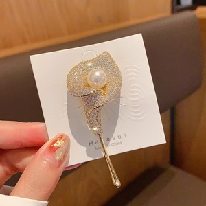 Golden Calla Lily Fashion <strong>Brooch</strong> for Women - Product Image 1