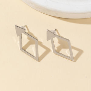 महिलाओं के फैशन गहने न्यूनतम सामान के लिए अलग-अलग आकारों के लिए अनुकूलित स्टड ईयररिंग्स के लिए अलग-अलग आकार के ज्यामितीय अलग - Product Image 6