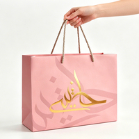 Sacs en papier de luxe réutilisables avec logo personnalisé, vente en gros, emballage rose, sacs cadeaux, sacs en carton avec poignées pour vêtements