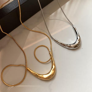 Collana a Catena con Luna Crescente in Ottone Placcato Oro 18K Opaco e Platino, Gioielli da Donna all'Ingrosso - Product Image 1