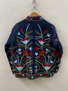 Chaqueta Kimono Floral Uzbeca Bordada a Mano en Terciopelo Suzani, Abrigo Bohemio de Invierno para Mujer, Boutique India - Product Image 4