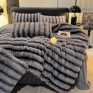 طقم مفروشات سرير مخصص بالجملة، طقم من أربع قطع من المخمل الحليبي الناعم بتصميم أرنب، شرشف مخطط، غطاء لحاف من الفرو الصناعي بوبر الأرنب - Product Image 1