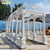 Pavillon de jardin rectangulaire en marbre, gazebo extérieur en pierre, colonnes Caryatide sculptées à la main, dôme en fer, style villa européenne classique