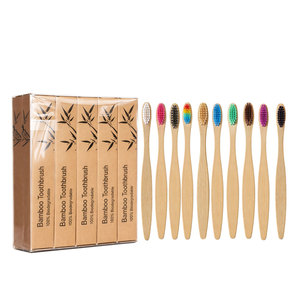 Lot de 5 brosses à dents biodégradables en bambou à poils souples, couleur bois foncé, avec étui de rangement et pochette de protection - Product Image 1