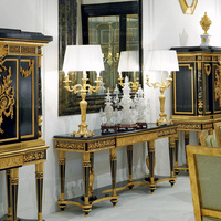 Console de style néoclassique français opulent en bois massif et plateau en marbre, dorée à la main, pour la décoration du hall d'une villa