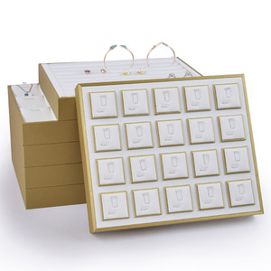 صينية فاخرة عالية الجودة ناعمة في المخزون للأقراط والخواتم والقلادات صواني عرض مجوهرات من الجلد الصناعي - Product Image 1