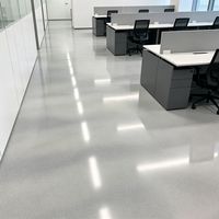 Revêtement de sol époxy auto-nivelant effet marbre, résistant à l'usure, durable, application au pinceau avec sable coloré, liquide bicomposant