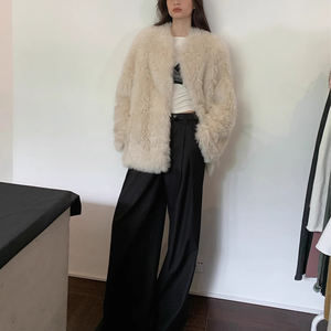 Cappotto invernale da donna in tinta unita all'ingrosso Tuscan mezzo rullo in tessuto leggermente rivestito in montone con fodera in Shearling - Product Image 4