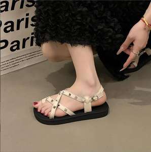 Sandalias de verano con remaches para mujer, sandalias informales con plataforma y correa cruzada, nuevos estilos, zapatos planos de tacón grueso, zapatillas y Playa ligeras - Product Image 4