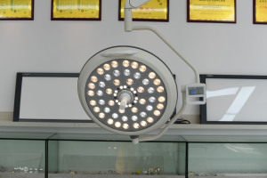 Ampoules LED médicales montées au plafond Lampe chirurgicale sans ombre à bras unique pour salle d'opération
