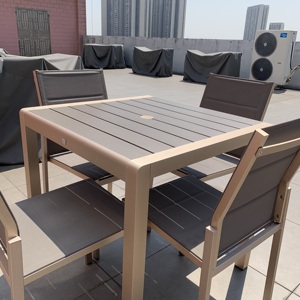 Tables et chaises de restaurant d'extérieur en aluminium rose champagne Coets, carrées, pour 4 personnes - Product Image 1