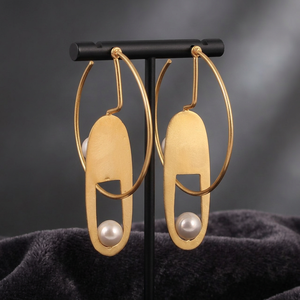 Modernos Aros de Latón Chapados en Oro de 18k con Adornos de Perlas de Agua Dulce, Joyería Minimalista Hecha a Mano, Regalo para Mujer - Product Image 3