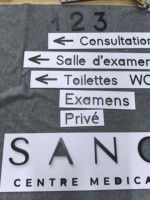 Enseigne personnalisée en acrylique avec logo |   Peinture fine écologique en spray avec lettrage, ruban adhésif 3M complet, garantie 3 ans pour la décoration intérieure et les devantures de magasins