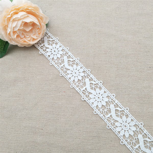 Ribete de encaje guipur bordado con flores blancas de 4 cm de ancho para vestido, borde decorativo elegante hecho a mano - Product Image 3