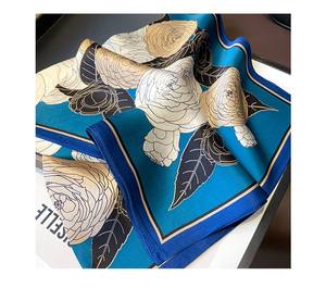 1 écharpe en soie de camélia bleue pour femmes, cadeau pour maman, petite écharpe carrée en soie de mûrier - Product Image 2