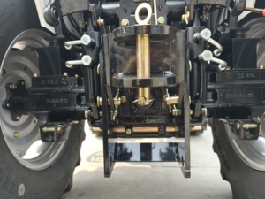 <span class=keywords><strong>Tracteur</strong></span> de <span class=keywords><strong>tondeuse</strong></span> à gazon <span class=keywords><strong>Moteur</strong></span> YTO 70HP <span class=keywords><strong>Tracteur</strong></span> agricole Cabine AC <span class=keywords><strong>Tracteur</strong></span> à 4 roues - Product Image 6