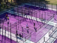 Terrain de padel couvert avec toit rétractable 20x10m, structure membranaire, éclairage LED, intérieur/extérieur, vente en gros