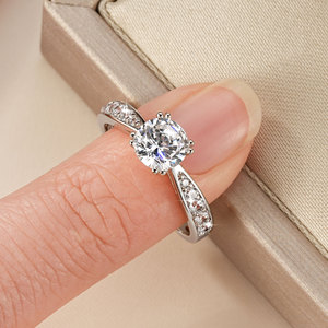 Anillo de Moissanita Redonda de 1ct, Color D, Corte VVS1, Certificado por GRA, con Doble Engaste de Cobre y Oro de 14K, Joyería Personalizada con Nombre - Product Image 5