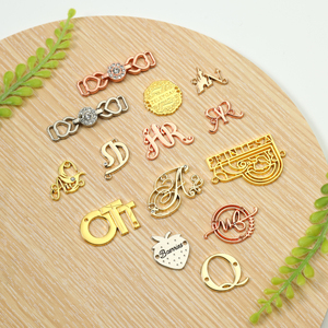 Étiquette métallique personnalisée avec logo, plaque signalétique métallique électroplaquée, étiquette métallique brillante pour accessoires de mode et cadeaux - Product Image 2