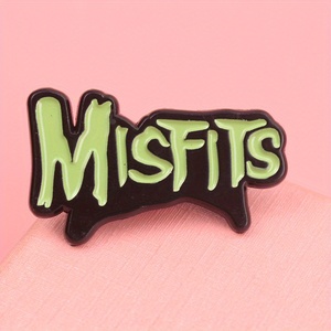 Broche clásico de culto <span class=keywords><strong>MISFITS</strong></span>-Letras verdes brillantes en una base negra en aerosol, parches de chaqueta de joyería punk rock Rebel - Product Image 3