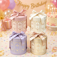 Boîte cadeau cylindrique rose exquise, fabriquée en carton rond luxueux, accompagnée d'un ruban pour la décoration.