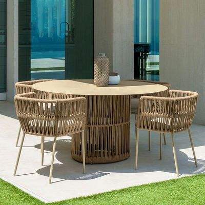 Une table et quatre chaises