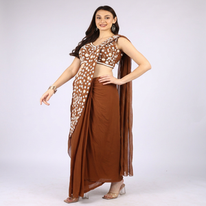 Sari prêt-à-porter pour femme, style ethnique parfait, couleur marron, avec perles et broderies Dana, idéal pour les mariages et les fêtes. - Product Image 1