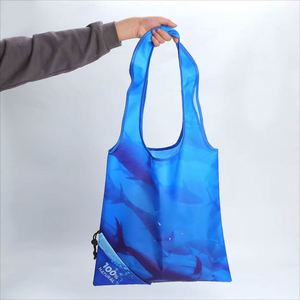 Sac de supermarché pliable personnalisé en RPET avec impression numérique intégrale, réutilisable, en polyester, motif fraise triangulaire et lettres - Product Image 5