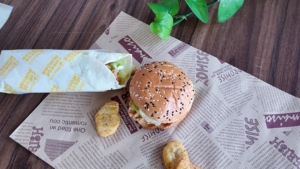 Papier d'emballage pour hamburgers et frites, personnalisé, imprimé en couleur, en papier journal, enduit de PE, vierge, résistant à la graisse - Product Image 3