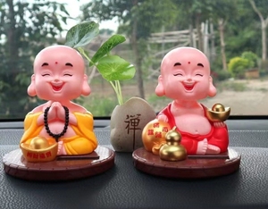 9*9*9.3ซม. ส่ายหัวพยักหน้าได้ตุ๊กตาพระพุทธรูปเล็กๆน้อยๆ<span class=keywords><strong>สามเณร</strong></span>พระภิกษุสงฆ์แสงอาทิตย์สำหรับตกแต่งรถบ้านสีเหลืองสีแดง - Product Image 1