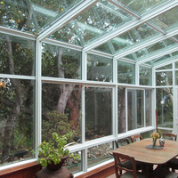 Serre victorien en verre piscine extérieure maison verre photovoltaïque véranda