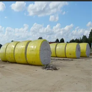 Films enveloppés de balles de coton récoltées jaunes