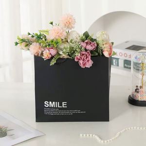Bolsa de Regalo de Papel Blanco Ecológica Chengrui con Asa de Parche, Color Personalizado, para el Día de San Valentín - Product Image 4