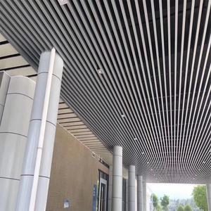 Plafond en aluminium décoré avec des panneaux de toiture ondulés recouverts, des designs de <span class=keywords><strong>grille</strong></span> de suspension intérieure en bois, des bandes de carreaux créatifs - Product Image 3