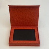Boîte d'emballage magnétique de style livre, surface texturée rouge, impression dorée, boîte de rangement vide