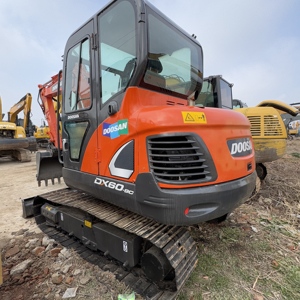 Mini-excavatrice sur chenilles hydraulique Doosan DX60LC avec moteur Yanmar, haute maniabilité, idéale pour les travaux de terrassement et d'entretien agricole - Product Image 1