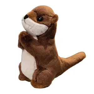 Brinquedo de pelúcia Lucky Otter personalizado em pé desejando lontra macia