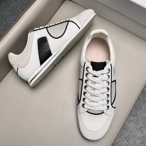 Chaussures de sport design avec empeigne en mesh respirant, talon bas, lacets en cuir, antidérapantes et respirantes. - Product Image 2