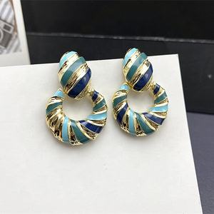 ต่างหูแบบติดหูทรงเรขาคณิตทันสมัย ชุบทองแดงเคลือบทอง ดีไซน์หรูหรา ประดับด้วยหินวงกลมตัดกัน เหมาะสำหรับเป็นของขวัญสำหรับผู้หญิง - Product Image 5