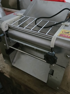 Laminoir à pâte électrique manuel de table pour pâtisserie, modèle Phase Machine Pour Petit 80000 Chinchin 280 220 - Product Image 3
