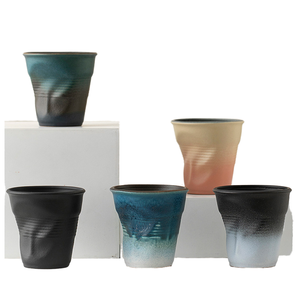 Tasse à café en céramique plissée faite à la main, structure modelée à la main, logo personnalisé créatif transfrontalier pour usage quotidien à la maison ou au bureau - Product Image 1