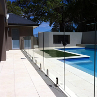 Rampe de piscine intérieure moderne en acier inoxydable avec balustrade en verre, réglable en hauteur, fixation au sol, DETECH