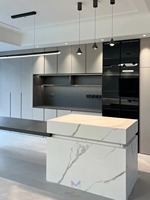 Buffet de salle à manger moderne et minimaliste en bois avec éclairage LED intégré, vitrine en verre, design modulaire sans poignées