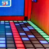Sol de terrain de jeu intérieur au design moderne, projection de grille de super cube, activation de jeu au sol, jeux interactifs lumineux pour la pièce, machine de jeu