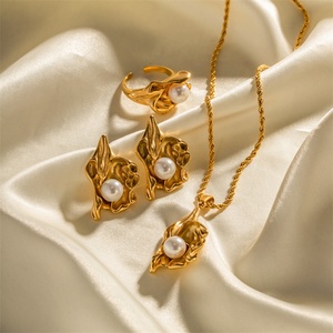 Parures de bijoux en acier inoxydable doré avec perles pour femme, idéales pour les mariages, les anniversaires et le quotidien - Product Image 3
