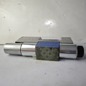 วาล์วควบคุมทิศทางแบบสัดส่วน Rexroth รุ่น 4WREE R900761496 4WREEM6E32J-20/G24K34/B6V-735 - Product Image 6